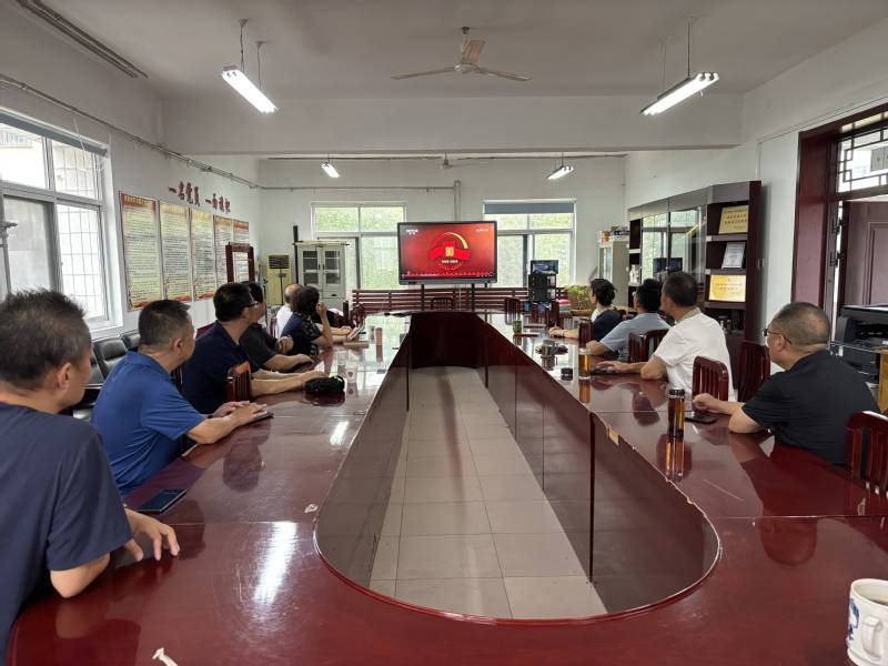 学校关工委组织收看纪念中国人民...