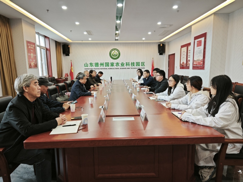 学校关工委组织部分“五老”志愿...