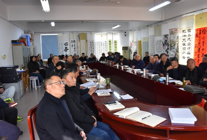 离退休干部党委深入推进党的二十...