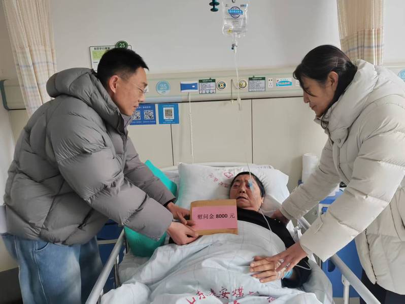 学校为退休人员发放特殊困难救助...