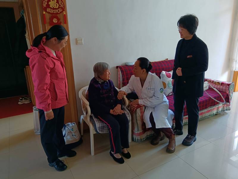 离退休工作处组织上门义诊活动
